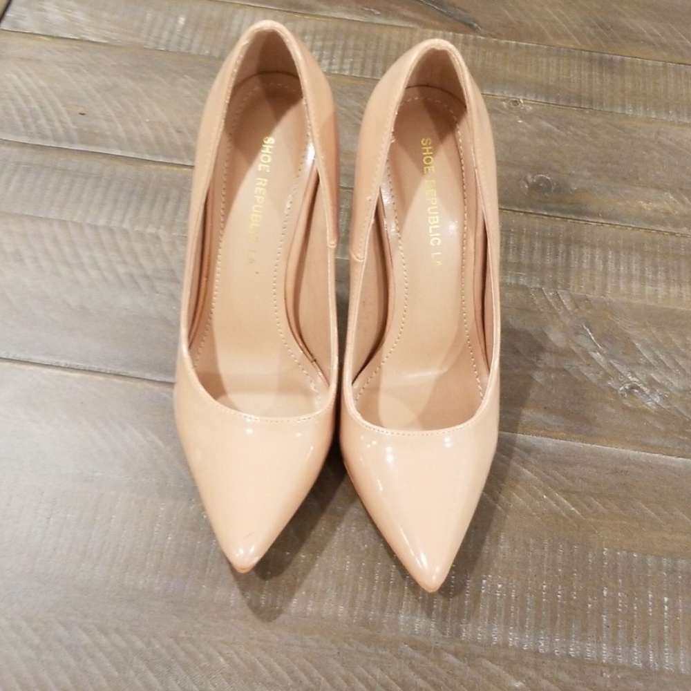 Nude pumps